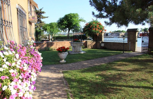 Longa Apartment | Apartment with garden facing the lagoon and berth.