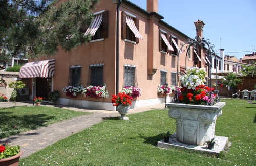 Longa Apartment | Apartment with garden facing the lagoon and berth.