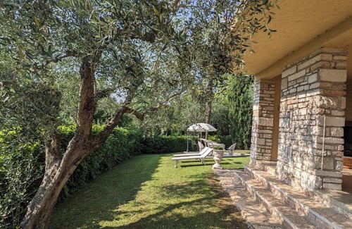 Cisano Apartment | Apartment with garden, terrace, communal pool, 500m to the lake