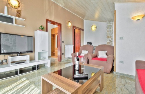 Valica Apartment | Apartment with green view