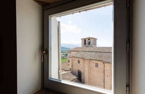 Spello Apartment | APARTMENT WITH LARGE ROOFTOP TERRACE, A/C, lift, free parking. Sleeps up 4