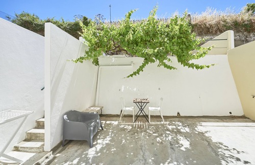 Cacem Apartment | Apartment with patio, 5 minutes to railway station