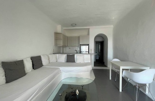 Paradise Hotel | Apartment with Pool & Shared Infinity Pool, Sea View, Pool Bar, Gym