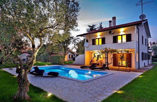 Nova Vas Apartment | Apartment with private pool and large garden
