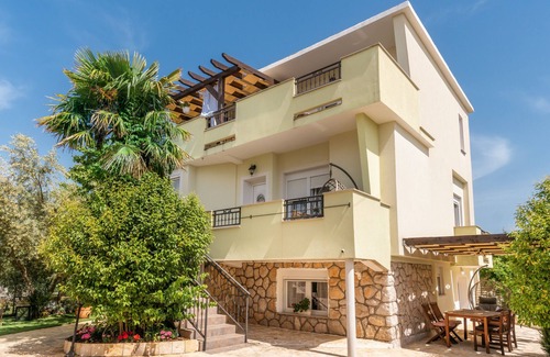Pirovac Apartment | Apartment with sea view near the main city beach