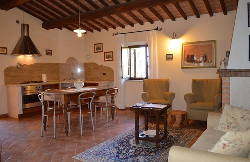 Asciano House | Apartment with swimming pool, fenced, Toscana, wi-fi, pets allowed