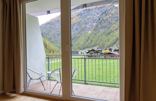 Zwieselstein Apartment | "Apartment with Terrace (ZW 9) at the International House Soelden"