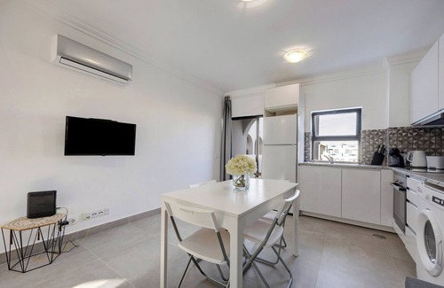 Sagres Apartment | Apartment "Yasmim House" with Shared Pool & Wi-Fi