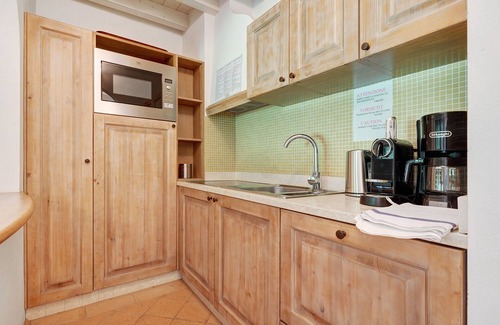Puegnago del Garda Apartment | Apartment 'Zaffiro' with Shared Pool, Wi-Fi and Air Conditioning