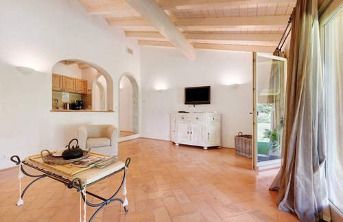 Puegnago del Garda Apartment | Apartment 'Zaffiro' with Shared Pool, Wi-Fi and Air Conditioning