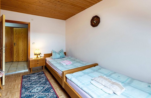 Unterallgau Apartment | Apartment 'Zur-West-Wohnung' with Garden, Balcony & Wi-Fi