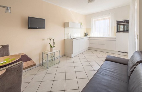 Tramin Apartment | Apartment Zwerger 'Südost' with balcony, pool and large sunbathing lawn