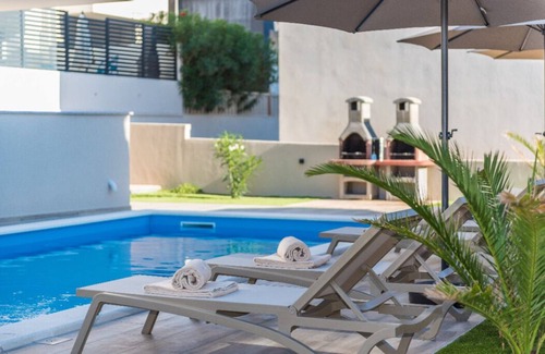 Novalja Apartment | Apartments for 24 with Pool and Grill