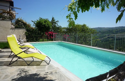 Serralunga d'Alba Apartment | apartments in Serralunga d'Alba with panoramic swimming pool