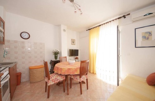 Splitska Apartment | Apartments Mira - One Bedroom Apartment with Balcony(A2)