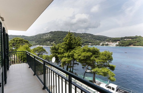 Saplunara Apartment | Apartments Posta - Deluxe One-Bedroom Apartment with Balcony and Sea View - Apartman 8