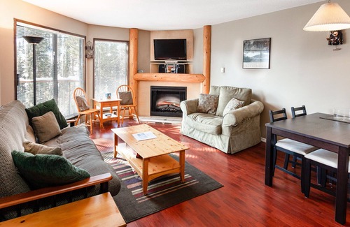 Okanagan-Similkameen Condo | Apex Cozy Pine Retreat- Ski In/SkiOut -Slope Views