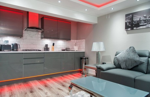 Huddersfield Apartment | Aphrodite Suites Orizzonte Suite Hot Tub Apartment