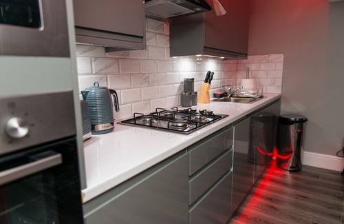 Huddersfield Apartment | Aphrodite Suites Orizzonte Suite Hot Tub Apartment