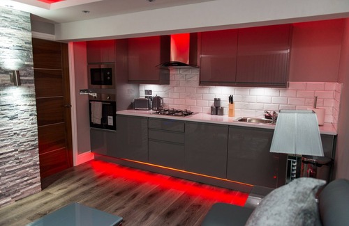 Huddersfield Apartment | Aphrodite Suites Orizzonte Suite Hot Tub Apartment