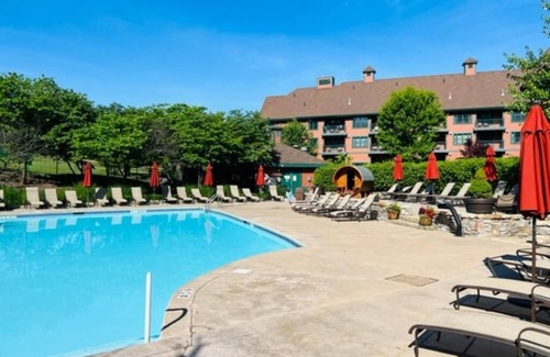 Vernon Condo | Appalachian @ Mtn Creek Pool Hot Tubs Sauna Gym Deck Mtn Front #118