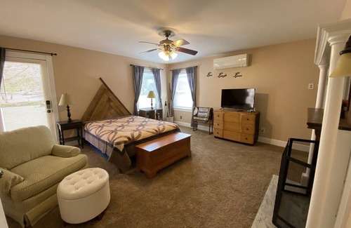 Blairsville Bed & Breakfast | Appalachian Room at Misty Mountain Inn - 21 Mi to Helen Georgia