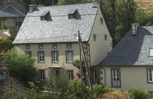 Saint-Anastaise Apartment | Appartment Gite Dom Pop
