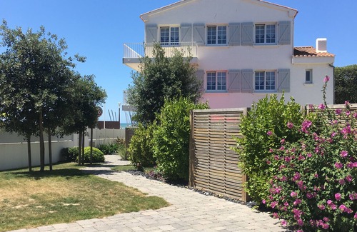 Saint-Gilles-Croix-de-Vie Apartment | Appart 2/4 pers dans MAISON, 3 Etoiles, à 30 m plage, TERRASSE, PARKING PRIVE
