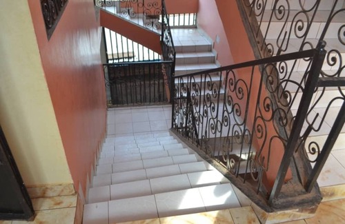 Yaounde House | Apparemment 1 chambre ,salon , cuisine , douche nSitué dans un quartier calme