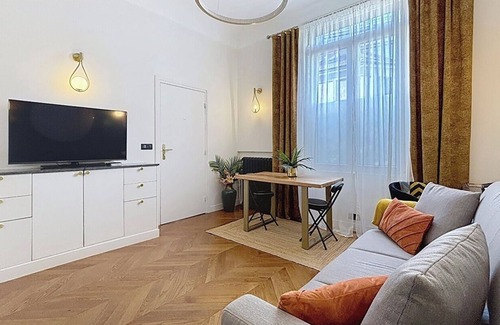Vanves Apartment | Apparently in Porte de Paris with parking