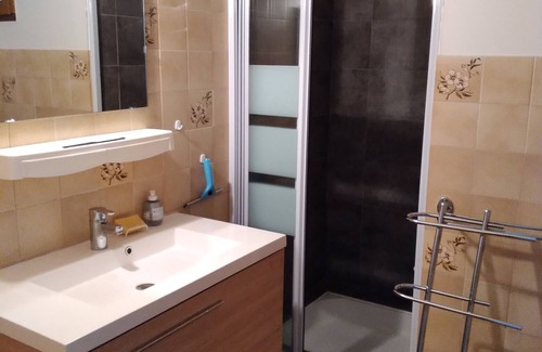 Baratier Apartment | Apparently of 44m2 in Rez of garden located at 15km of the station of Orres