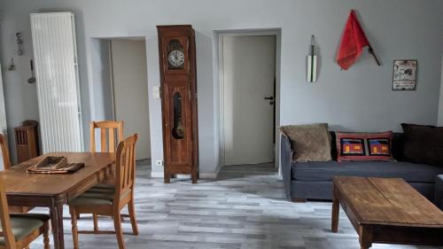 Gouarec House | APPART' DU CHEF DE GARE gîte à Gouarec au pied de la Vélodyssée