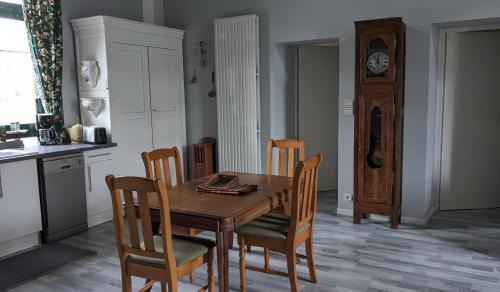 Gouarec House | APPART' DU CHEF DE GARE gîte à Gouarec au pied de la Vélodyssée