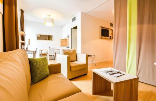 Yves Farge - Le Fleuve Apartment | Appart hôtel Q7 Lodge Lyon 7