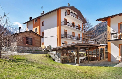 Turchi Apartment | Appartamento Blu with Mountain View, Wi-Fi, Balcony, Terrace & Garden