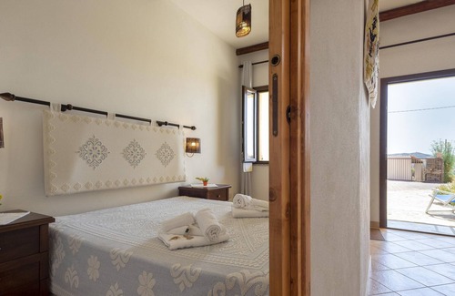 Sassari Apartment | Appartamento Due Posti with Sea View, Pool, Wi-Fi, Garden & Terrace