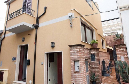 Locri House | Appartamento Ermes B: A welcoming apartment situated at a short distance from the beach, with Free WI-FI.