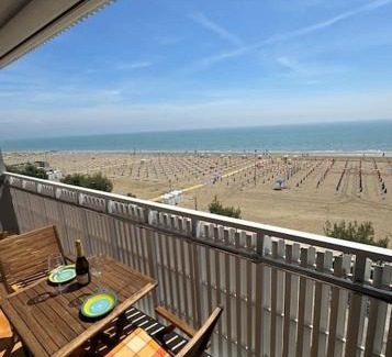 Lignano Sabbiadoro Apartment | Appartamento fronte mare con terrazzo e parcheggio privato