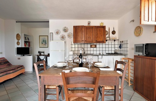 Torre di Bari Apartment | Appartamento Family in Villa Belvedere close to the Beach with Mountain View, Terrace & Garden