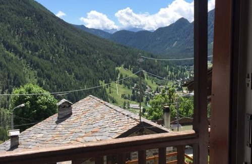 Bisous Apartment | Appartamento in Borgo Storico, Luminoso e con Ampia Vista Sulla Vallata