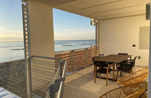Roseto degli Abruzzi Apartment | Appartamento con terrazza di 35 mq fronte mare-Wifi-Barbecue