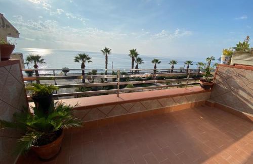 Sant'Alessio Siculo Apartment | Appartamento fronte mare