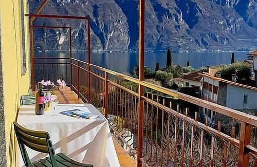 Bellagio Apartment | Appartamento Mariele: A bright and sunny two-story apartment situated on a promontory facing the lake, with Free WI-FI.