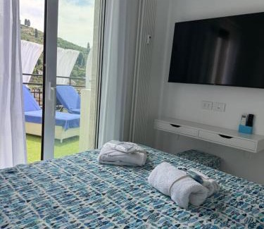 Rezza Apartment | Appartamento Rapallo Sky Garden Maria Jose Liguria - Attico vista mare - Terraces - 2 bagni- 2 Camera da Letto - Box, Wi-fi, Idromassaggio Free inteiro Attico per Voi, con Ascensore