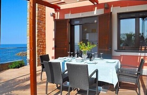 Acciaroli House | Appartamento Torre Caleo F: A charming apartment located right on the beach, with Free WI-FI.