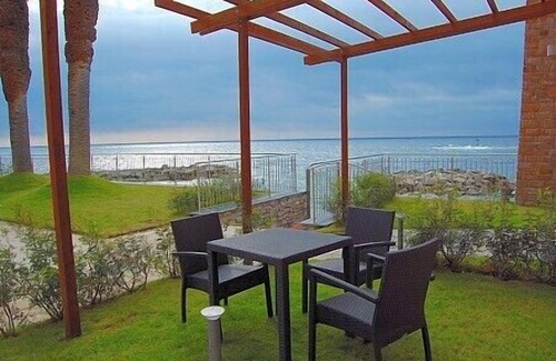 Acciaroli House | Appartamento Torre Caleo H: A charming apartment located right on the beach, with Free WI-FI.