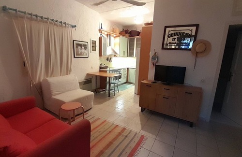 Foiniki Apartment | Appartement 30 Metres de la Mer.au Centre de Village de Finicounda