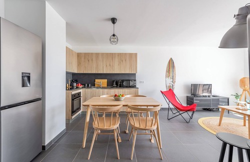 Hyeres Apartment | Appartement 50m Plage des Salins Vue Mer Terrasse Piscine 2 Parkings 2 Chambres