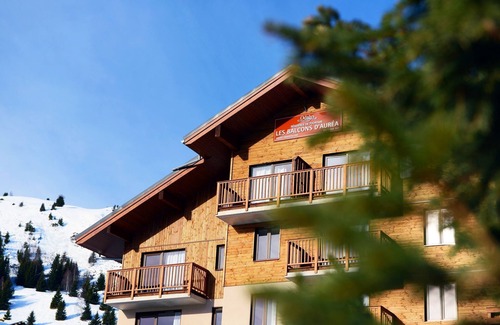 Auris Condo | Appartement Abordable | Accès Piscine Intérieure