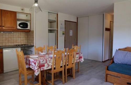 Aussois Apartment | Appartement calme à Aussois, proche navettes et piscine, avec terrasse et casier à ski - FR-1-508-115